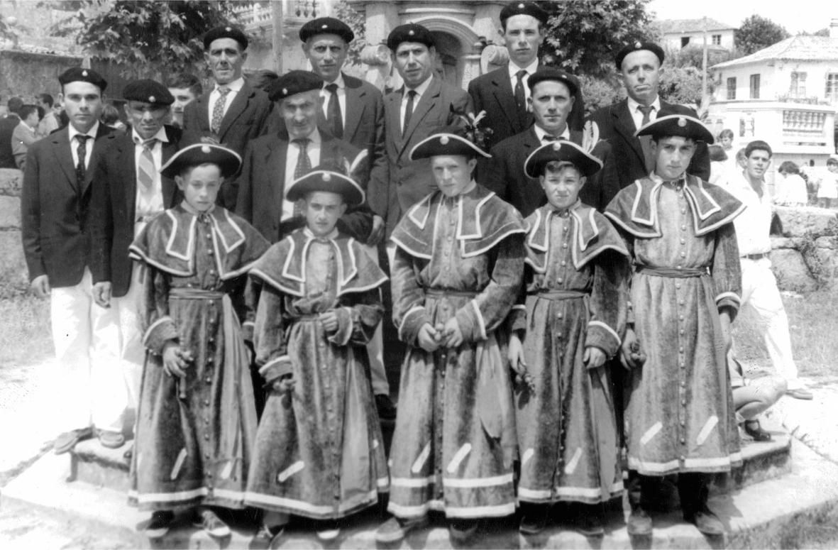 Grupo de Danzas de Peregrinos en las fiestas de O Hío, Cangas
