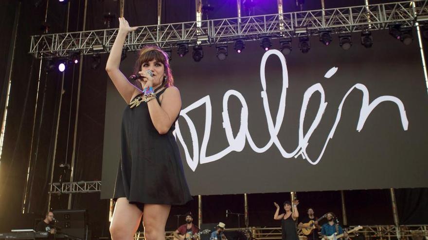 La artista Rozalén, durante su actuación en la tercera jornada del Festival Arenal Sound, de Burriana.