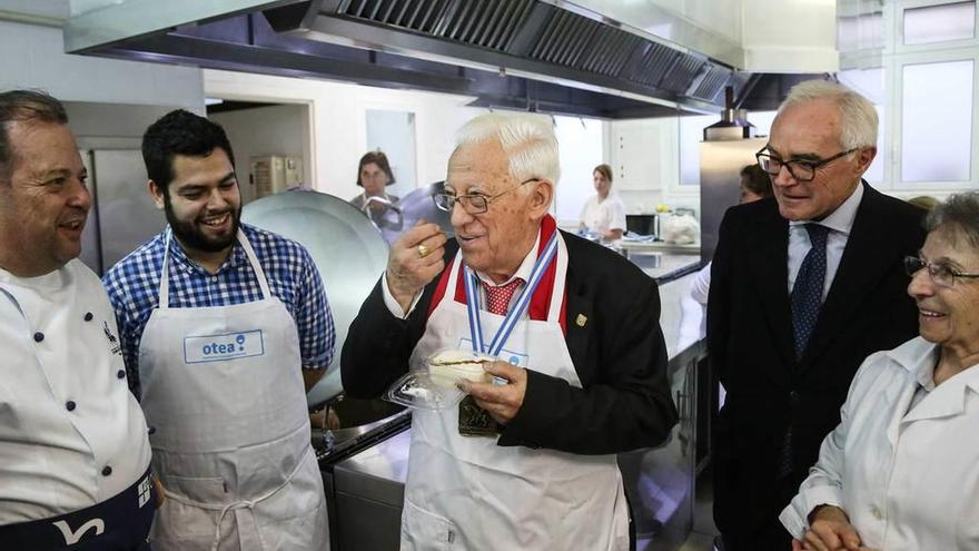 El Padre Ángel, flanqueado por Miguel Ángel de Dios, Rubén Rosón, José García-Inés y sor Esperanza, probando el arroz con leche, ayer, en la Cocina Económica.