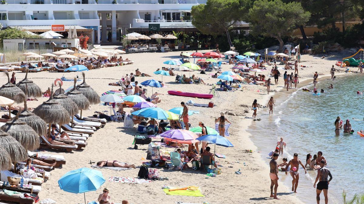 Turistas en la playa de Port des Torrent.