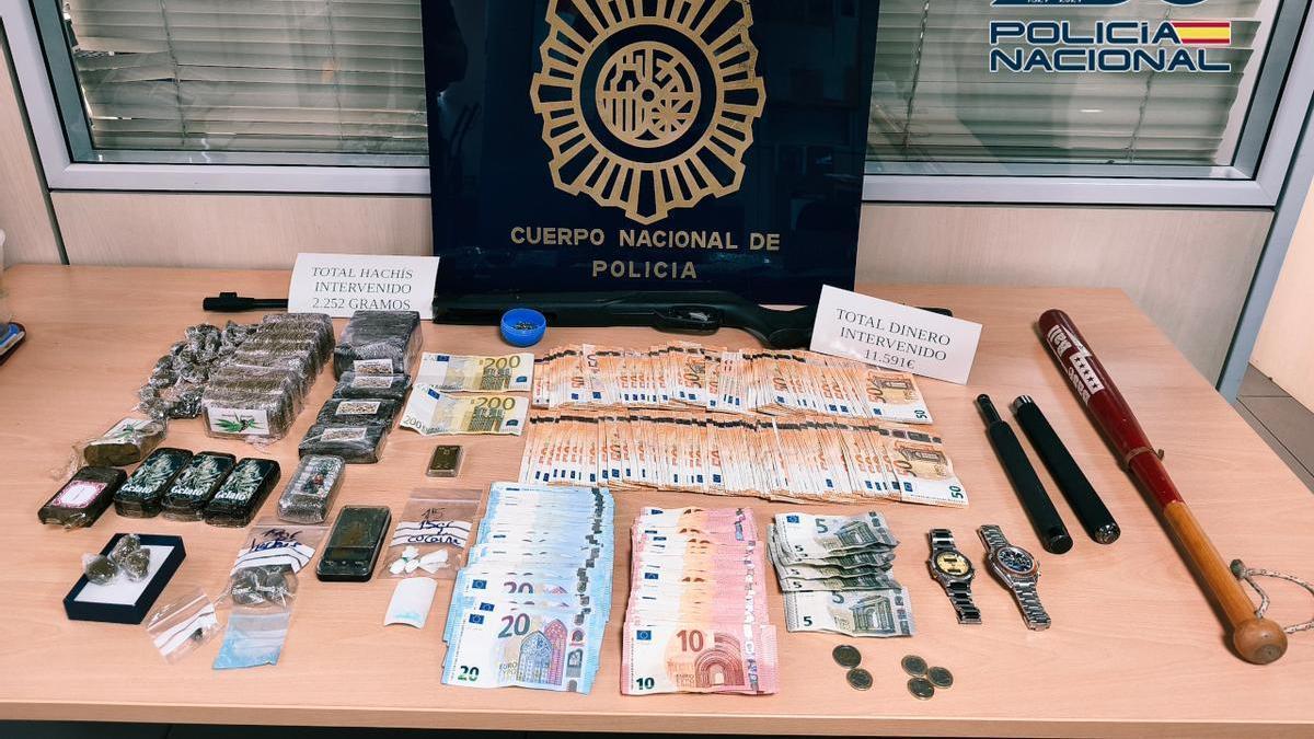 Los efectos requisados en el Grau por la Policía Nacional.