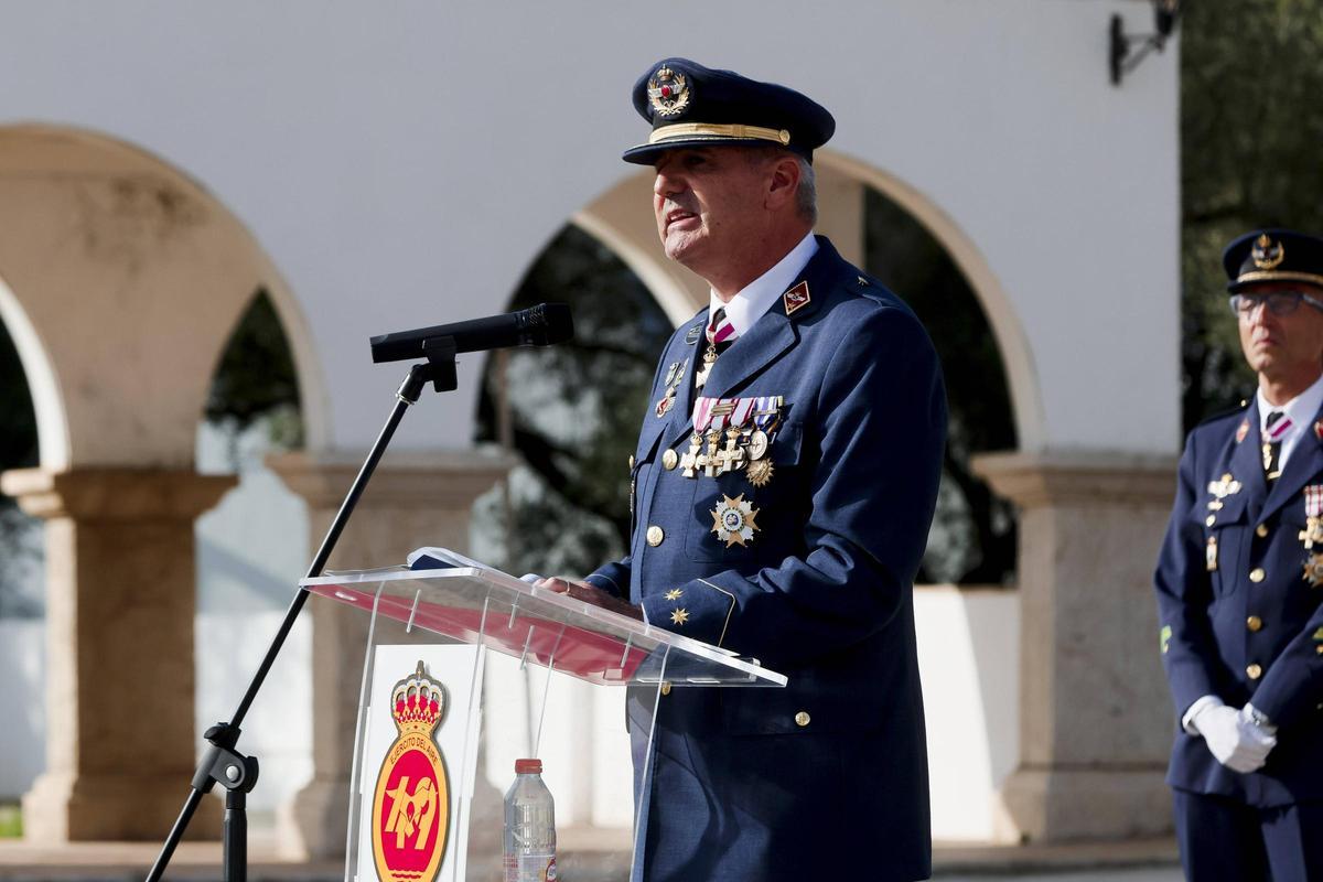 El coronel jefe de la base, Carlos de Montemayor