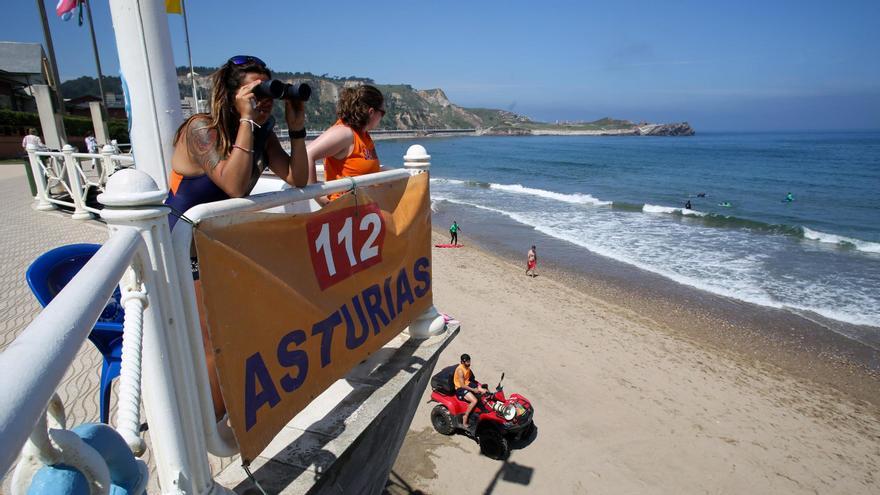 Dos socorristas vigilan la playa de Salinas un día del pasado verano.