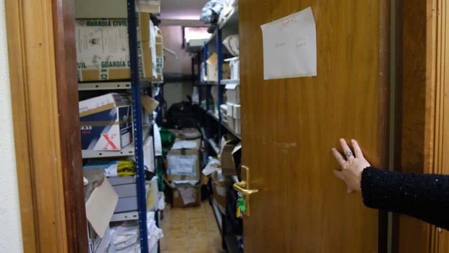 La zona de archivos está llena de telarañas y los expedientes se acumulan sobre estanterías oxidadas