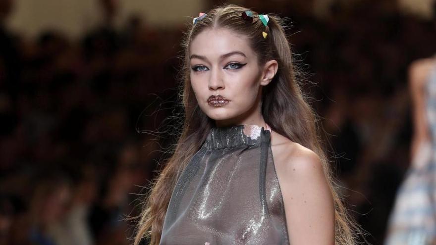 Gigi Hadid se defiende a golpes de un reportero en Milán