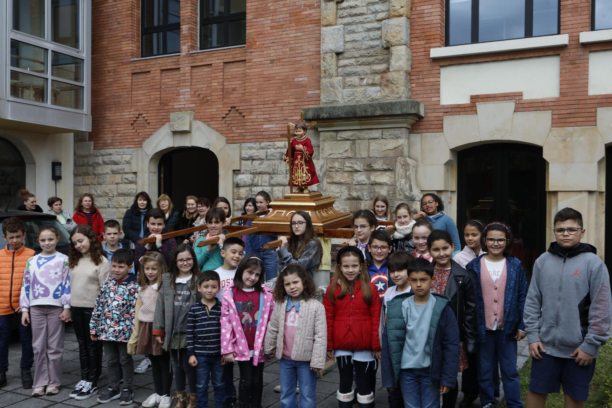 En imágenes: preparativos del Domingo de Ramos con la cofradía del Niño de los Remedios