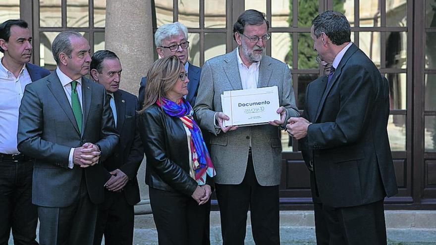 Mariano Rajoy Brey recibe la documentación de Zamora 10 de manos de Francisco Prieto Toranzo.