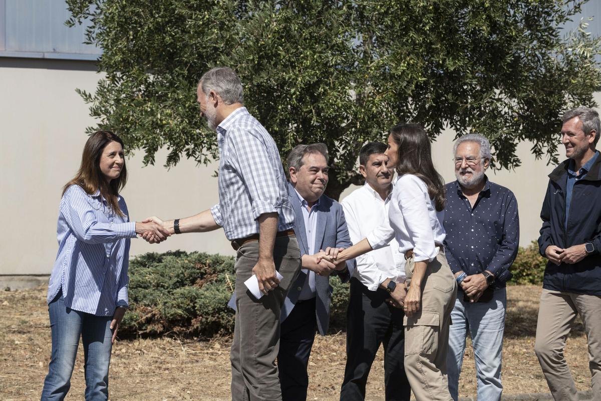 Los reyes Felipe VI y Letizia, acompañados por Alfonso Rueda saludan a (de izq a der) la consellera del Medio Rural de la Xunta, María José Gómez, al alcalde de Verín, Gerardo Seoane; al delegado del Gobierno en Galicia, Pedro Blanco; y al presidente del Parlamento de Galicia, Miguel Ángel Santalices,