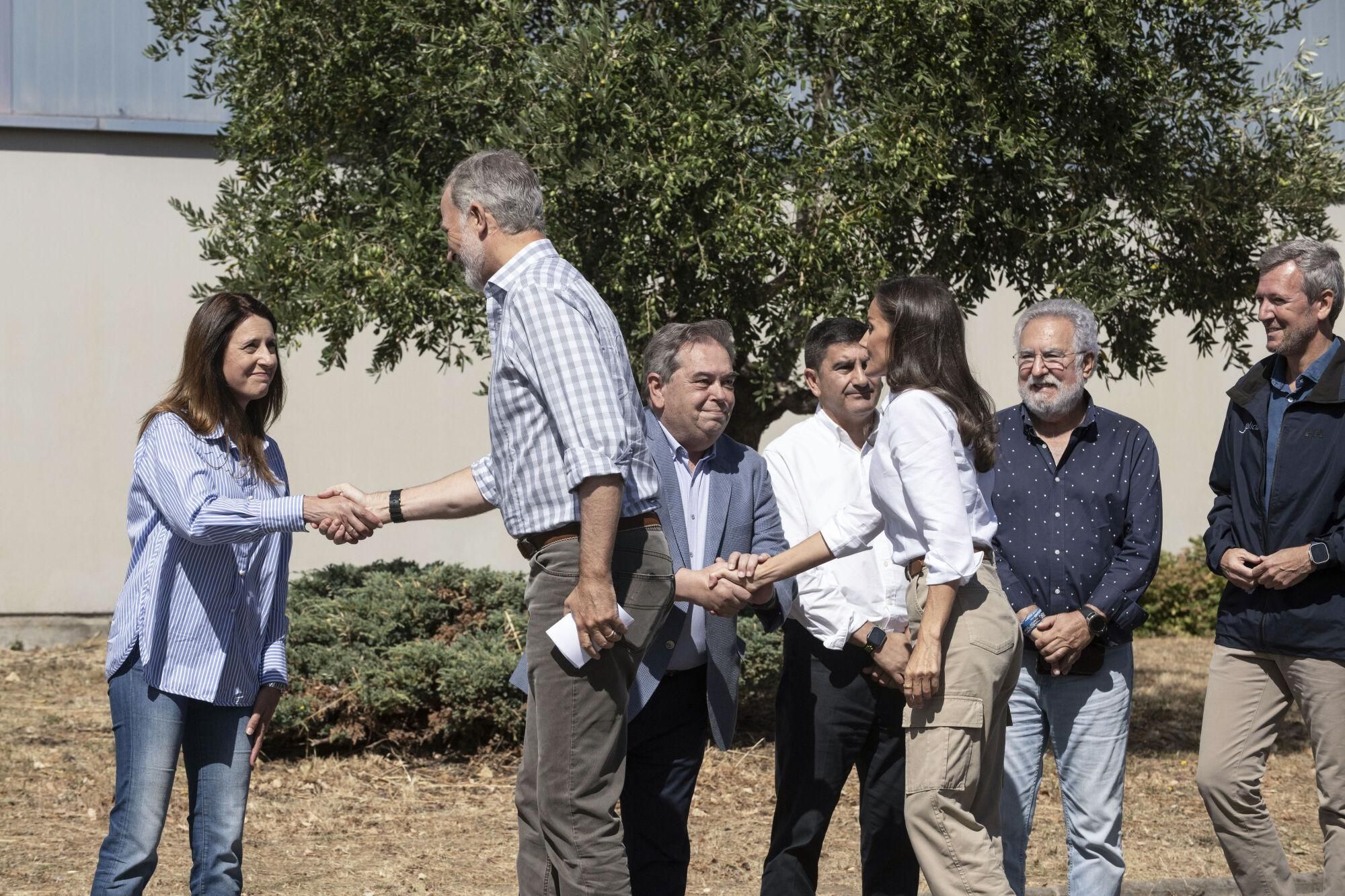 VERÍN (OURENSE), 28/08/2025.- Los reyes Felipe VI y Letizia, acompañados por el presidente de la Xunta, Alfonso Rueda (d), saludan a (de izq a der) la consellera del Medio Rural de la Xunta, María José Gómez, al alcalde de Verín, Gerardo Seoane; al delegado del Gobierno en Galicia, Pedro Blanco; y al presidente del Parlamento de Galicia, Miguel Ángel Santalices, a su llegada al Centro de Coordinación del Distrito Forestal XIV de Verín (Ourense), este jueves, para conocer de primera mano los daños causados por los incendios forestales en la provincia gallega y saludar a los efectivos que participaron en las tareas de extinción. EFE/ Brais Lorenzo
