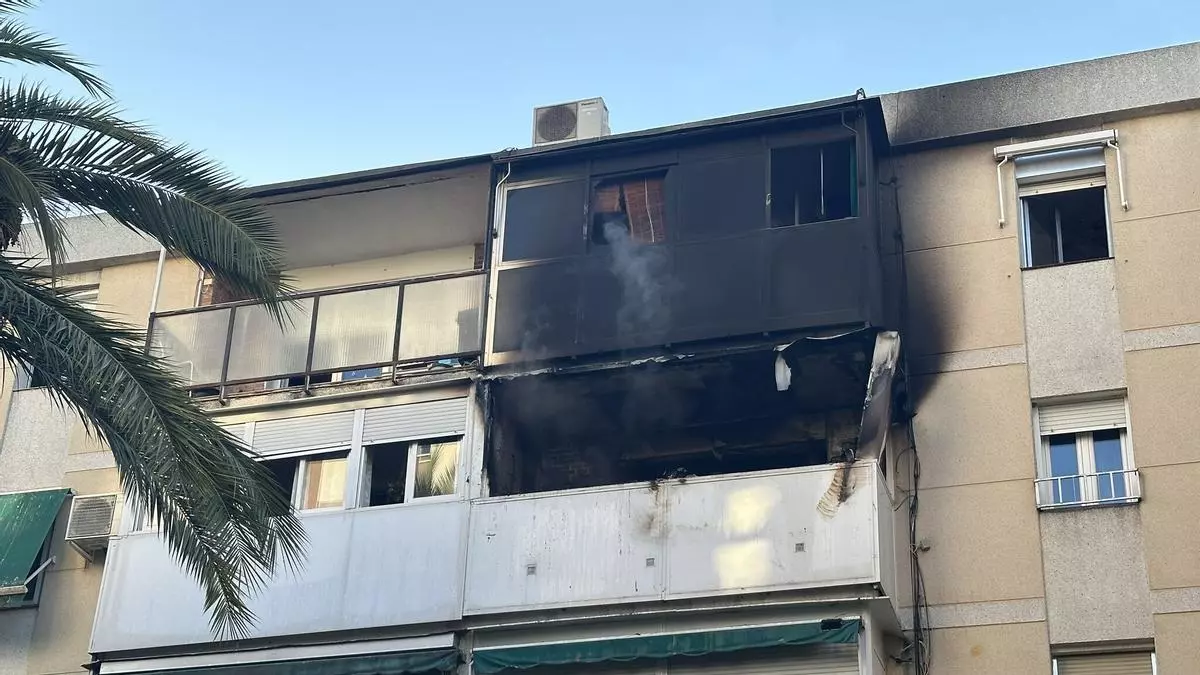 Incendio en un edificio del distrito madrileño de Latina deja un herido grave y obliga a evacuar a varios vecinos