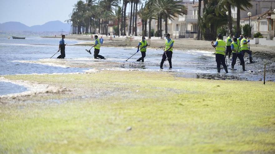 Luengo afirma que el viento ha evitado que el Mar Menor entrara estos días en anoxia