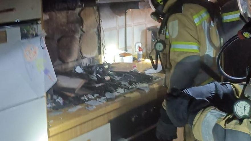 Los bomberos rescatan a una mujer de 75 años tras el incendio en la cocina de su vivienda en Murcia