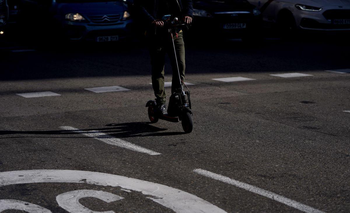 Vendedores de patinetes eléctricos en distintos puntos del país ofrecen trucos para que se salten la velocidad legal.