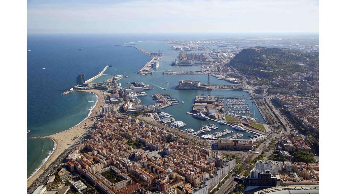 Vista áerea del litoral barcelonés, donde Fem Vallès propone un nuevo túnel para descongestionar el 'embudo' ferroviario.