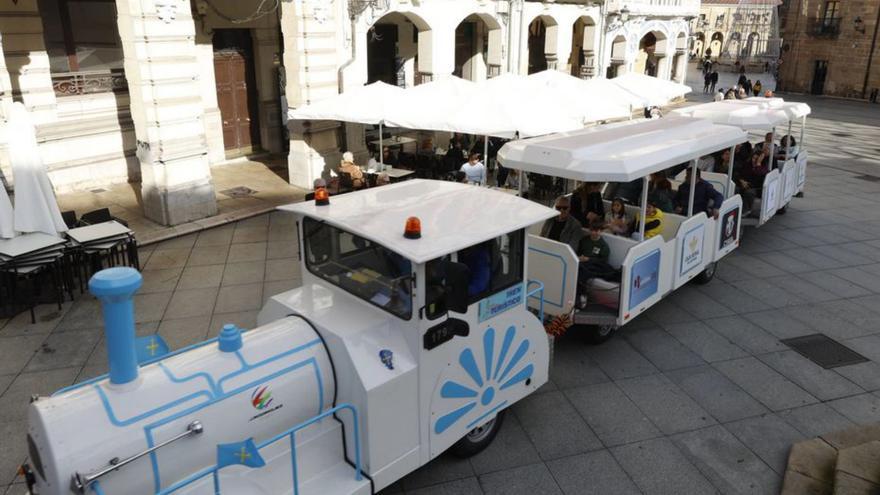 El tren navideño, a su paso por las calles de Avilés | MIKI LÓPEZ