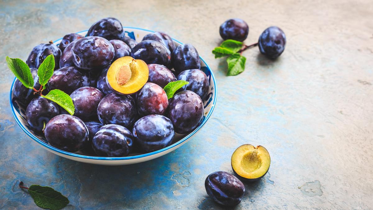 El curioso efecto de las ciruelas en la salud de las mujeres