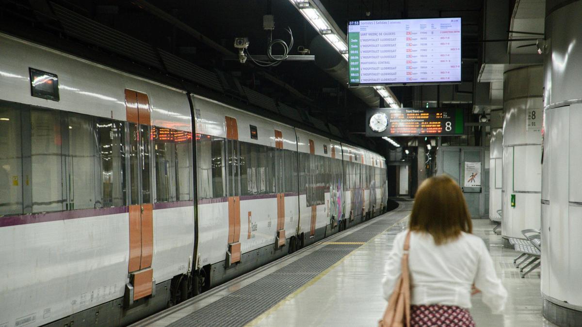 Archivo - Arxiu - Passatgera de Renfe Rodalies, a 17 de juny de 2024, a Barcelona, Catalunya (Espanya).