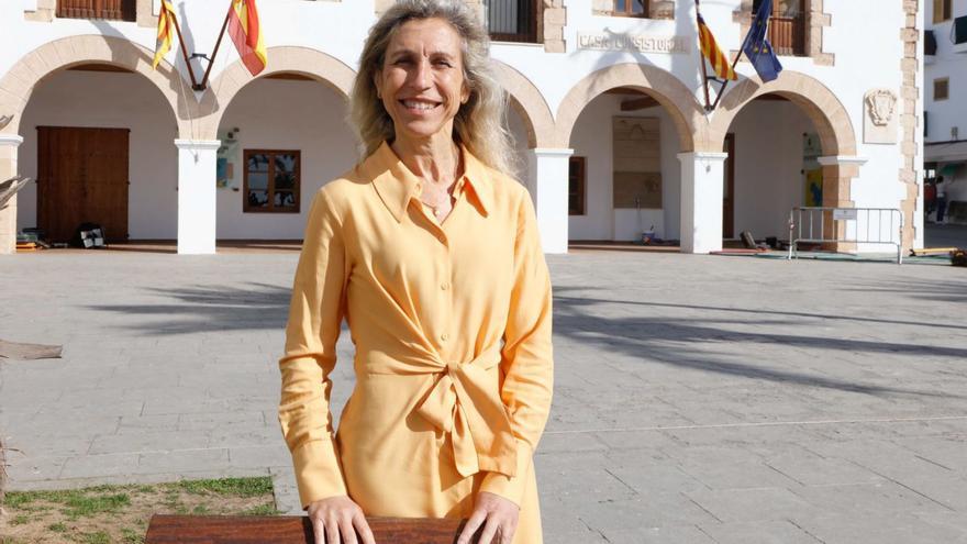 Carmen Ferrer frente al Ayuntamiento de Santa Eulària. | J.A. RIERA