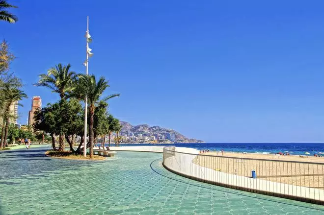 El paseo marítimo más bonito del mundo está en España: una joya de toques modernistas con palmeras