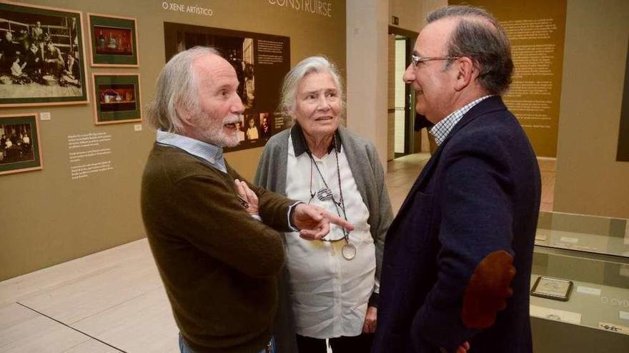 El hijo y la viuda del arquitecto, Juan de la Sota y Sara Ríus, conversan con Rafael López Torre. // R.V.