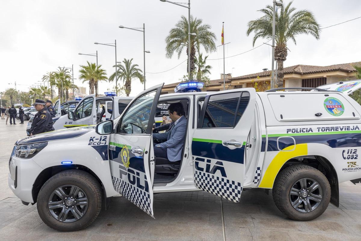 Presentación de los nuevos vehículos policiales en el paseo Vista Alegre de Torrevieja