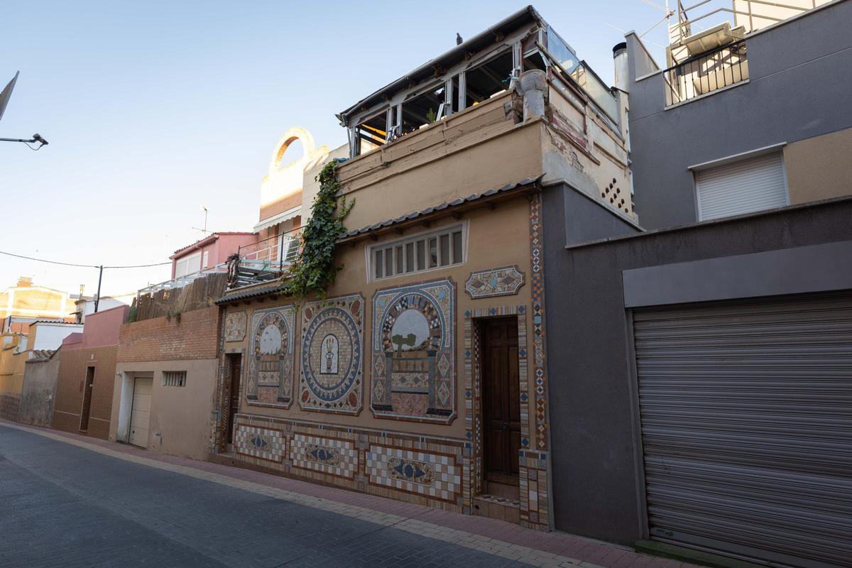 Una de las casas unifamiliares decoradas con azulejos en el barrio de Torrero