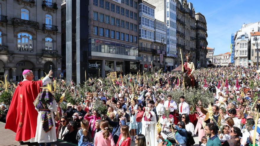 La Borriquita llena de fieles Porta do Sol