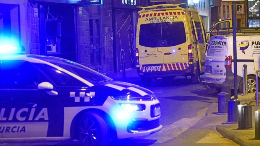 Policía Local acompañando a una ambulancia esta madrugada.