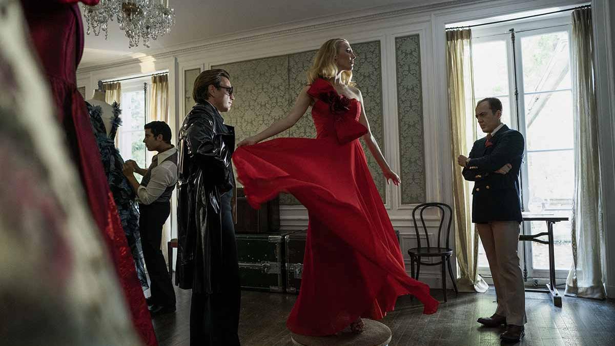 Un vestido de alta costura de Halston, en una de las imágenes de la serie de Netflix en torno al diseñador