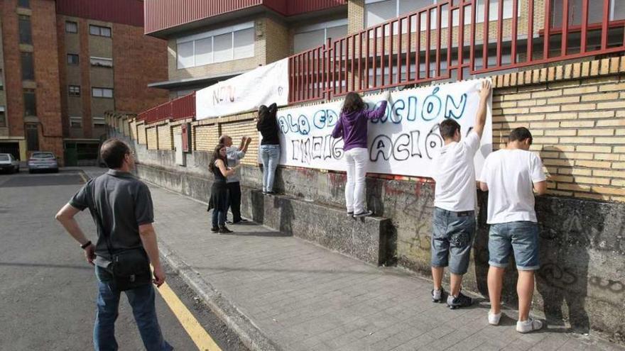 Alumnos en la fachada del Portovello en la protesta cuando se trasformó de IES en CFIP. // Jesús Regal