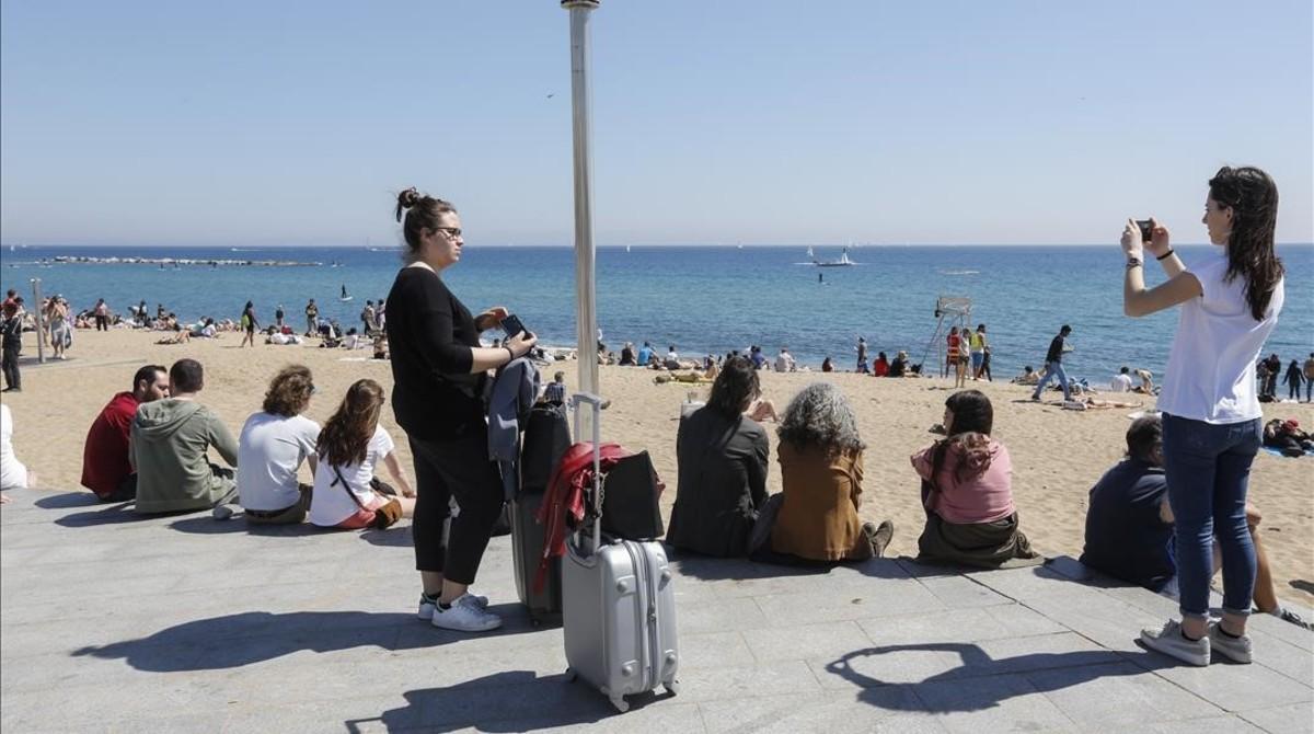 Turistas en la playa de la Barceloneta.