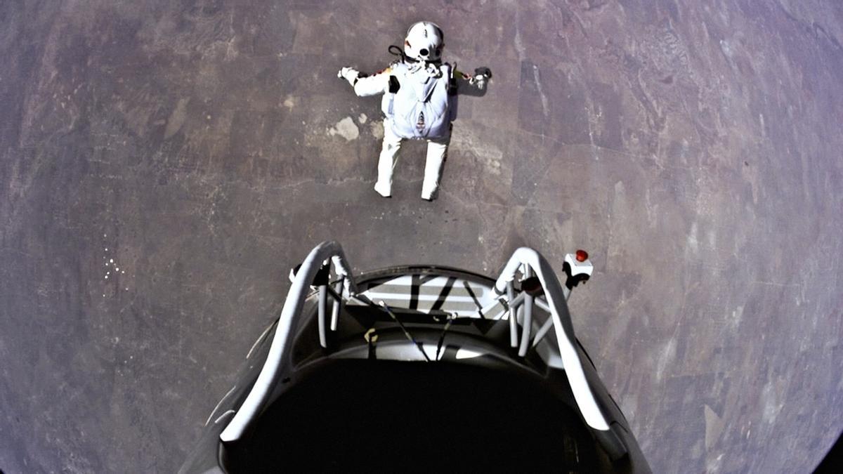 Felix Baumgartner, en plena ejecución del salto desde la estratosfera.