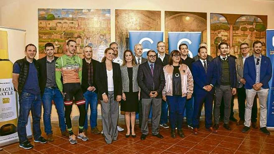 Promotores de los Six Days, organizadores, patrocinadores y colaboradores en el evento posan tras la presentación ayer de la competición en la sede de Macià Batle.