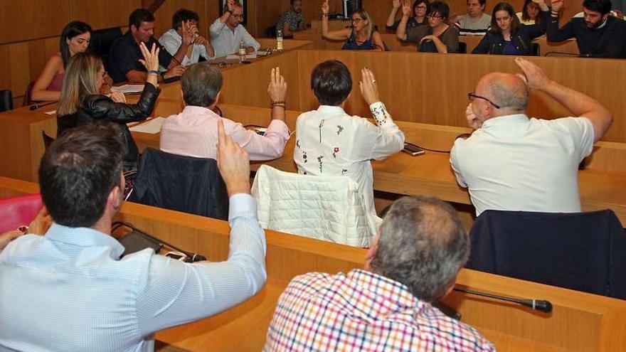 Imagen del pleno celebrado en la noche de ayer en A Estrada. // Bernabé/J. Carlos Asorey