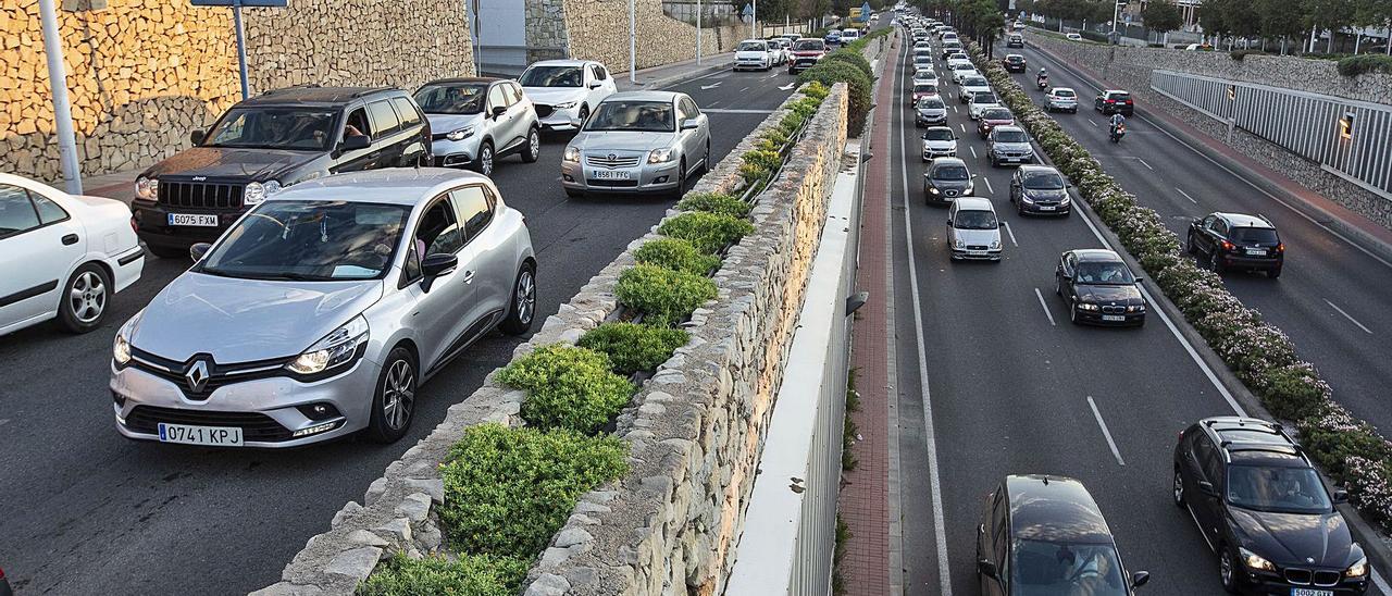 Retenciones en el acceso a Alicante desde la avenida de Dénia, en una imagen del mes pasado. | ALEX DOMÍNGUEZ