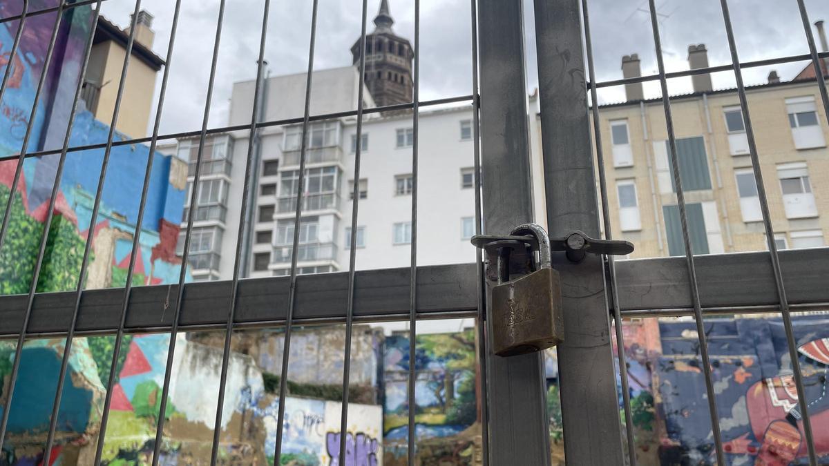 El solar que albergó la escuela del circo social y el mercadillo de Las Armas está cerrado y ya no se utiliza para nada.