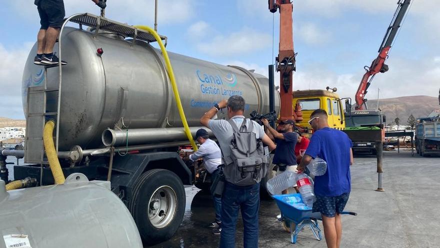 Reparto de agua potable en La Graciosa