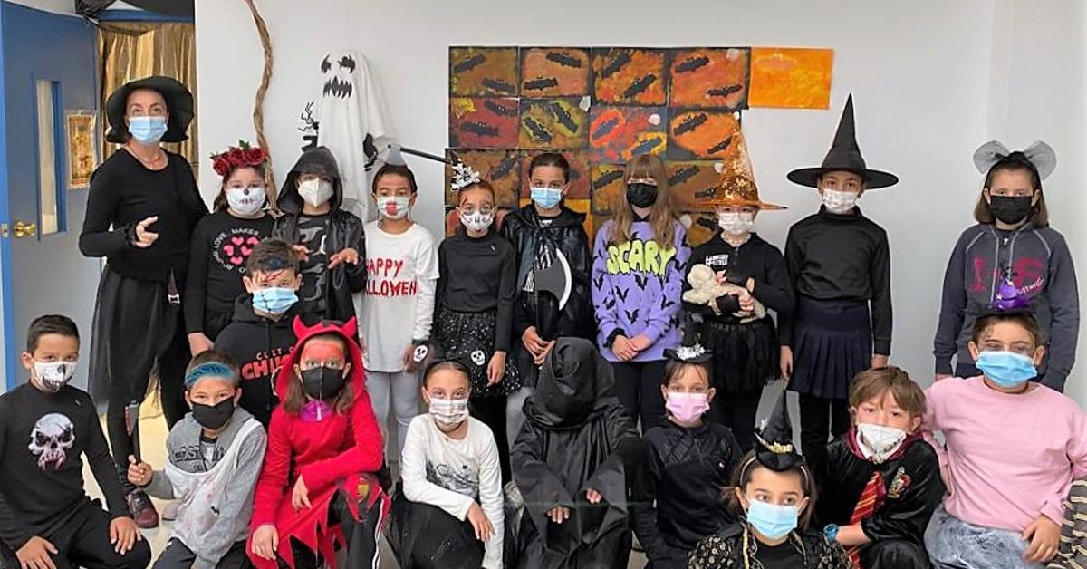 Alumnado y profesores disfrazados, ambientados en Halloween