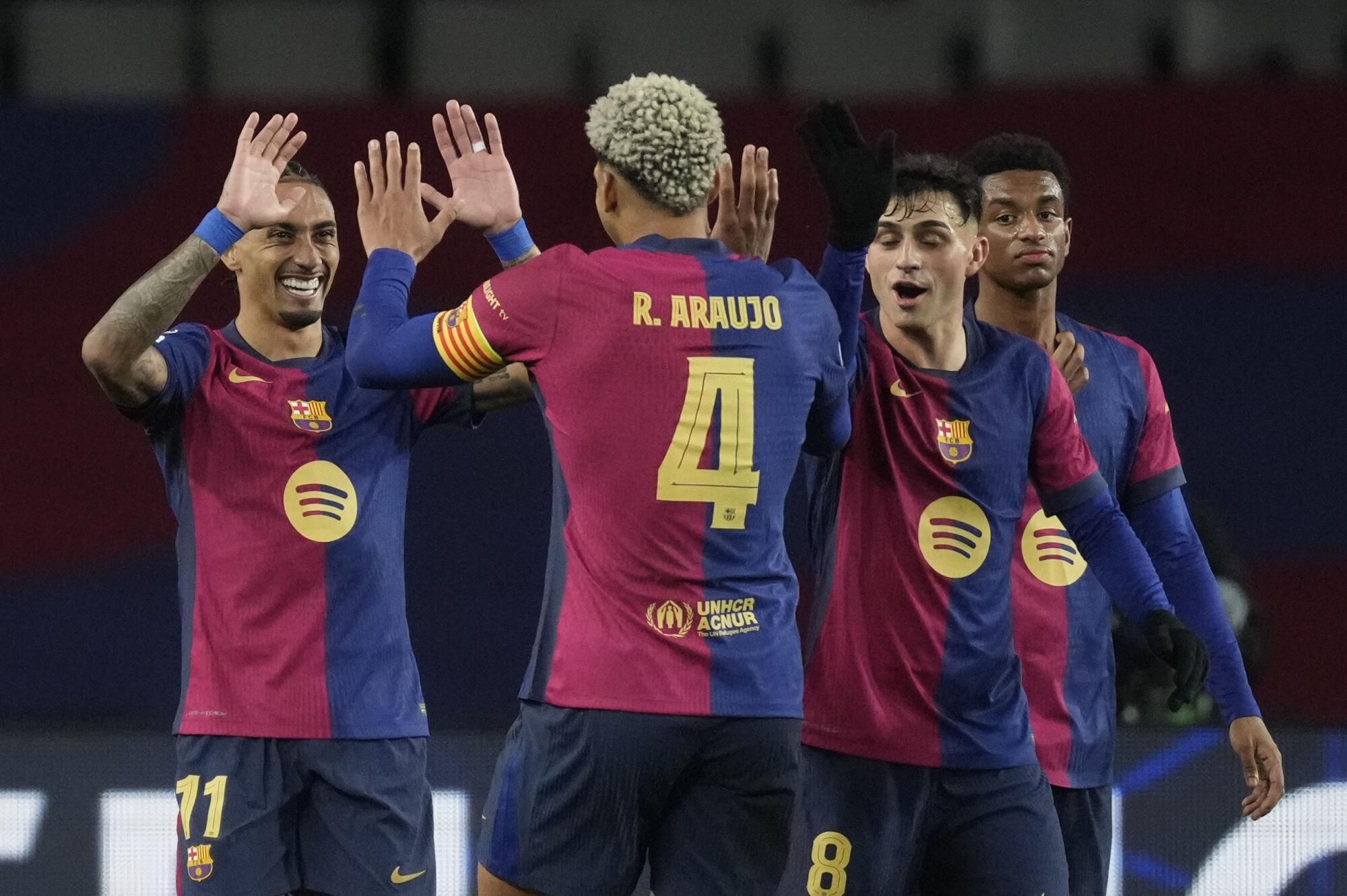 BARCELONA, 29/01/2025.- El defensa uruguayo del FC Barcelona Ronald Araújo (c) celebra tras anotar un gol, el segundo de su equipo, durante el partido de la Liga de Campeones de la UEFA, este miércoles en Barcelona. EFE/ Enric Fontcuberta