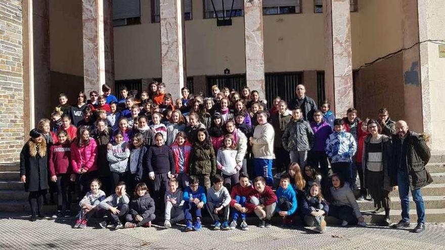 Los alumnos del CEIP de Prácticas, ayer, con el edil de Medio Ambiente. // FdV