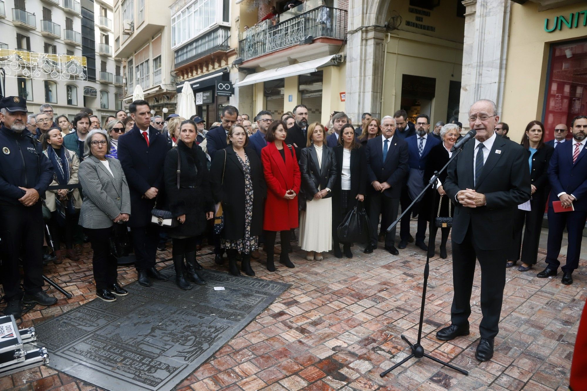 Málaga celebra el 44 aniversario de la Carta Magna con el izado de la bandera en la plaza de la Constitución