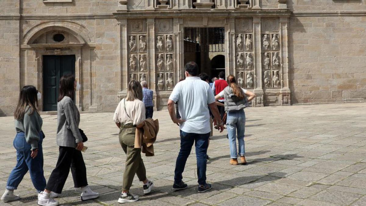 Turistas por Santiago de Compostela.   | // XOÁN ÁLVAREZ