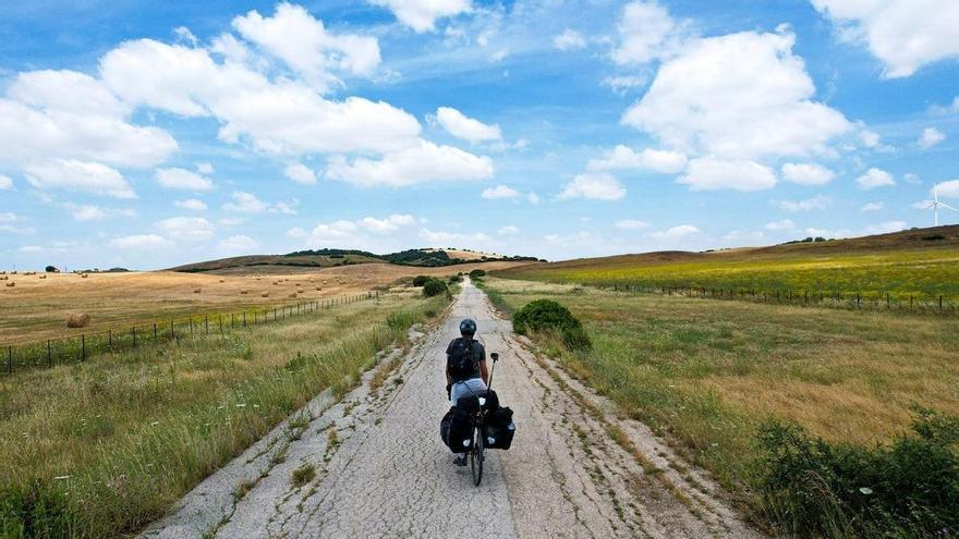 Sergi Unanue, en un moment de la seva travessa d&#039;Europa en una bici de bambú