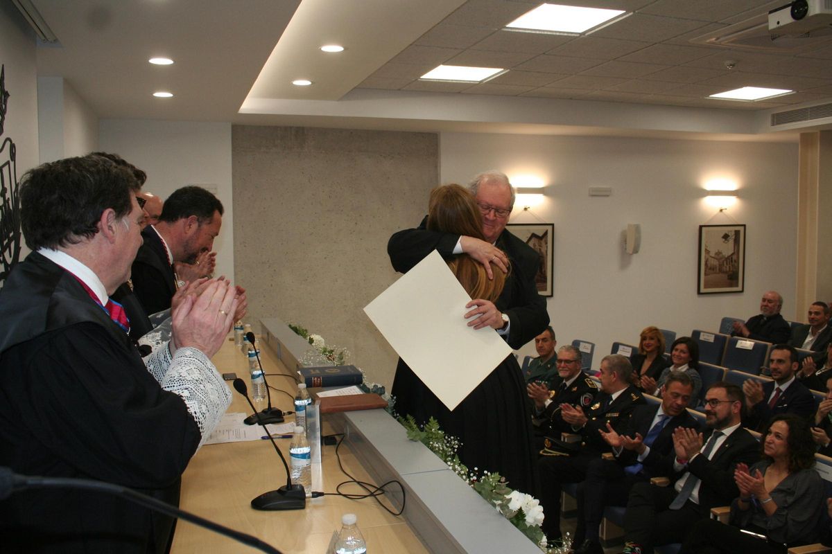 José Manuel Escribá Pascual recibía el diploma e imposición de insignia de oro de manos de su hija magistrada juez de Almería.