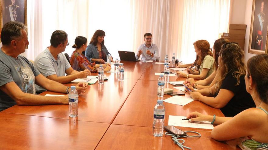 Una de las reuniones de José David Cabrera con los centros de infantil y primaria.