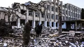 Rusia se acerca a Kiev mientras Ucrania abre otro corredor en la devastada Mariúpol