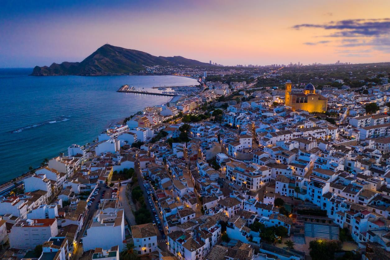 Vista aérea del paisaje urbano de Altea en la costa mediterránea, España