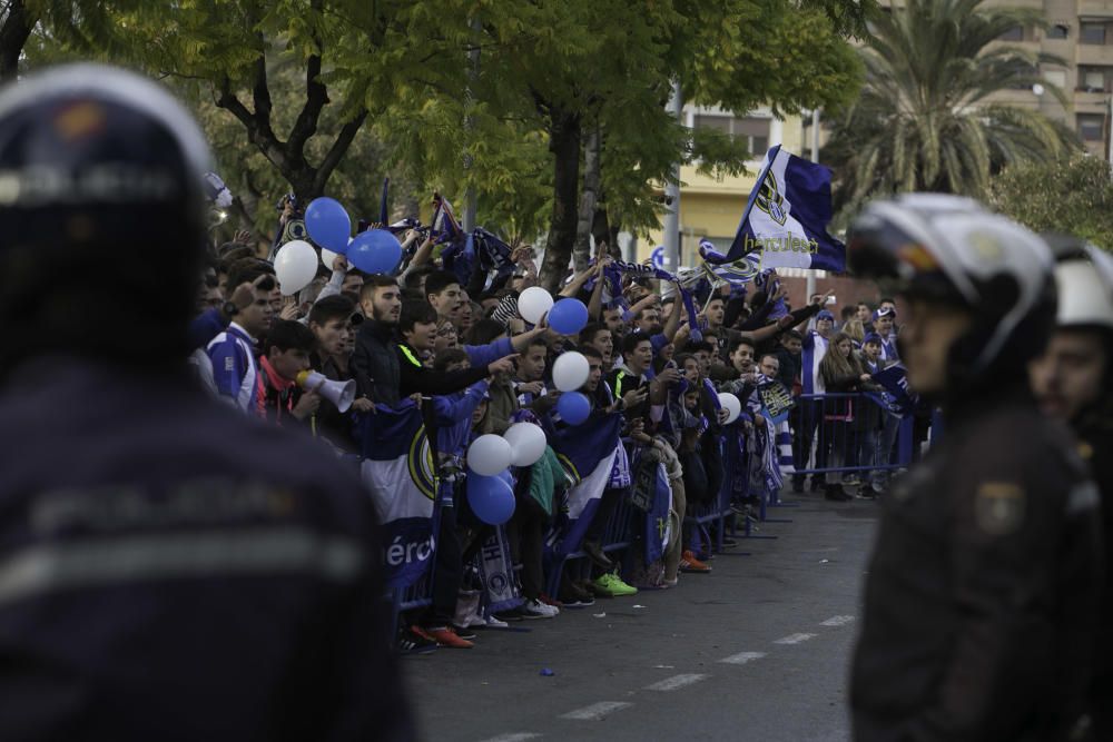 Los aficionados del Elche CF y del Hércules CF apoyan a su equipo antes del derbi