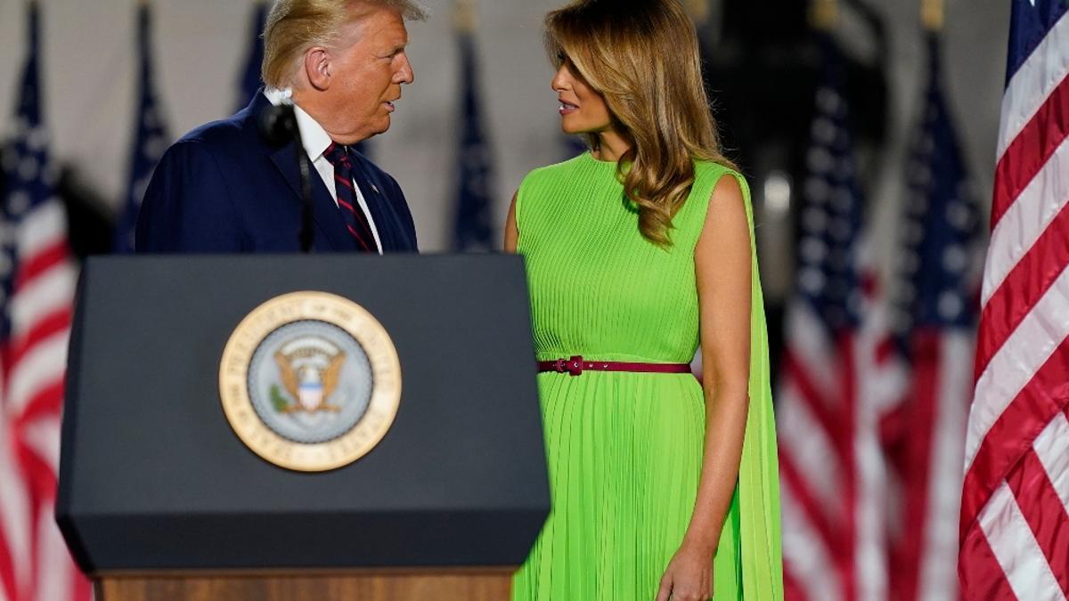 Melania Trump con vestido verde flúor