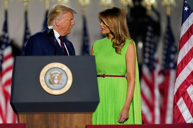 Melania Trump con vestido verde flúor